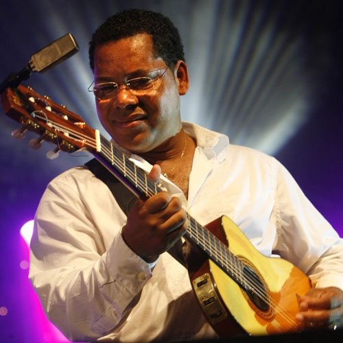 Le chanteur Beethova Obas lance le concours  : «Ann chante Beerhov»