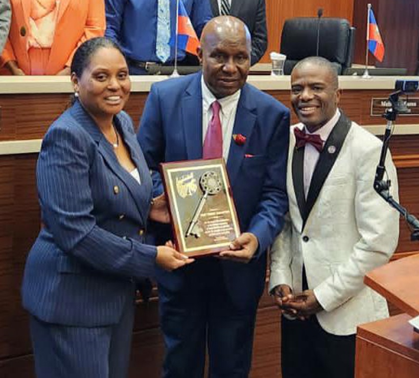Le légendaire Ernst Ze Nono Jean-Baptiste reçoit la clé de City Lauderhill