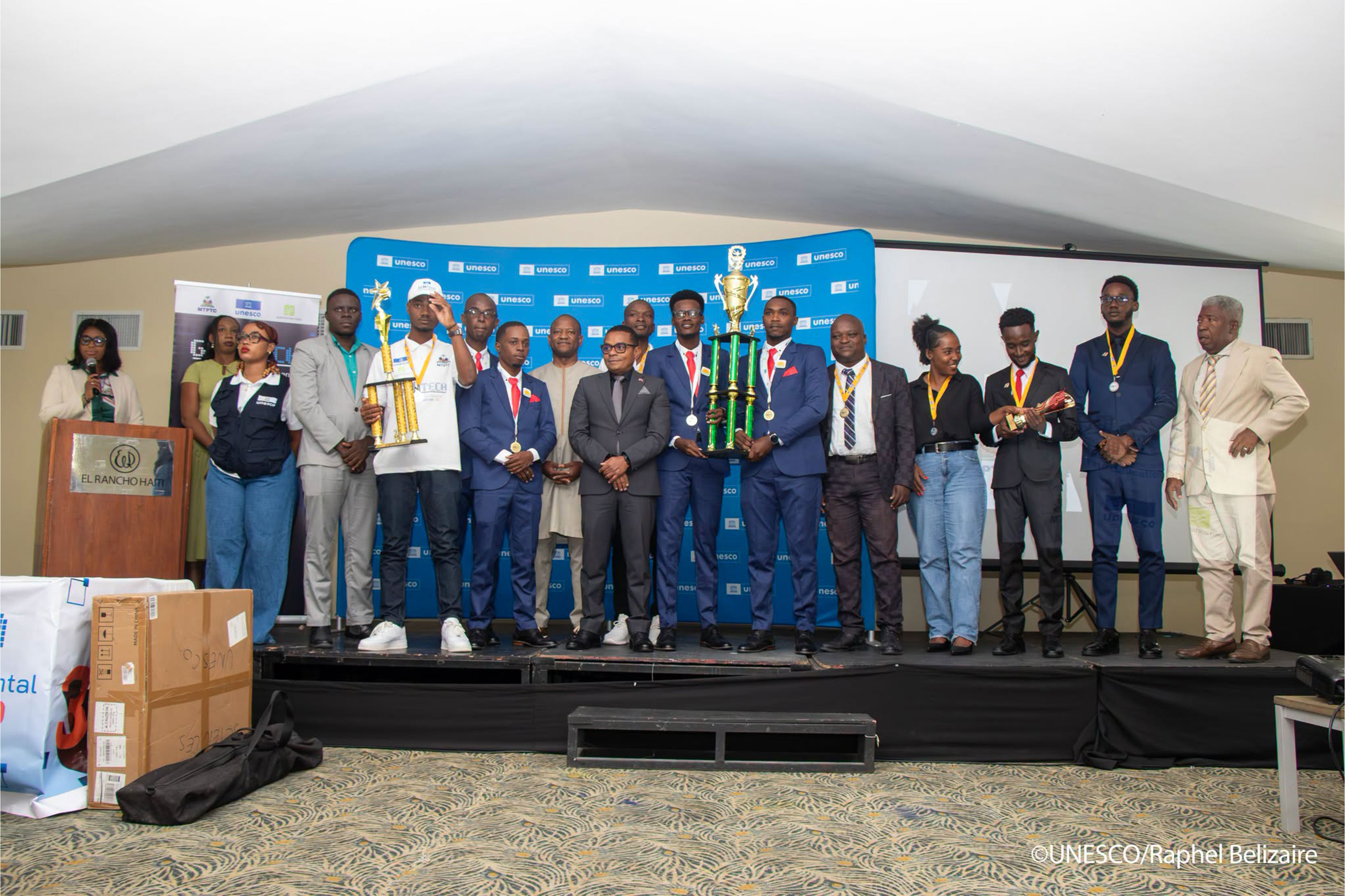 Remise de primes aux gagnants du concours « Gen Tech »