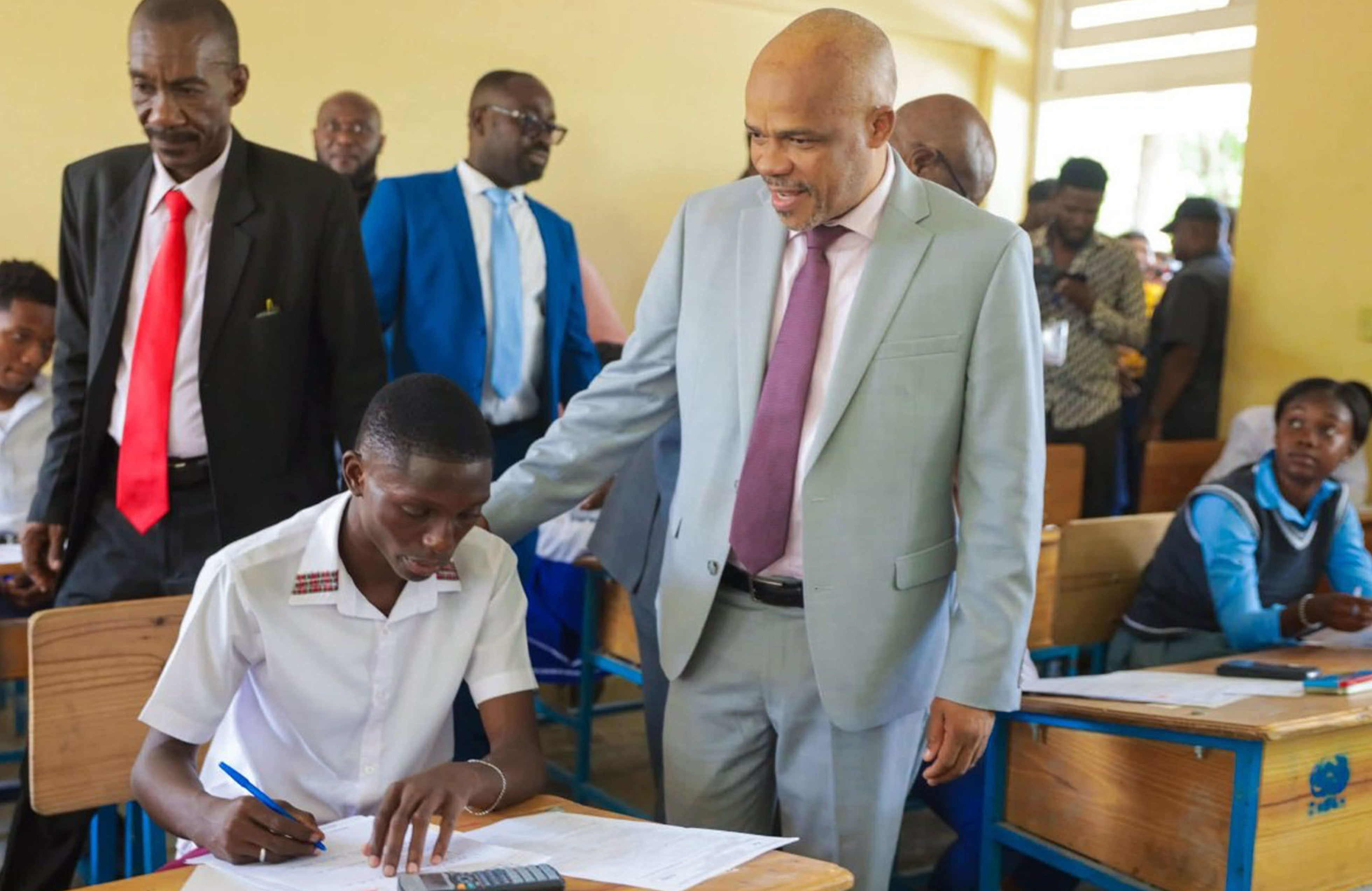 Baccalauréat 2026 : le ministre Vijonet Déméro en visite au centre d’examens du lycée Jean Marie Vincent
