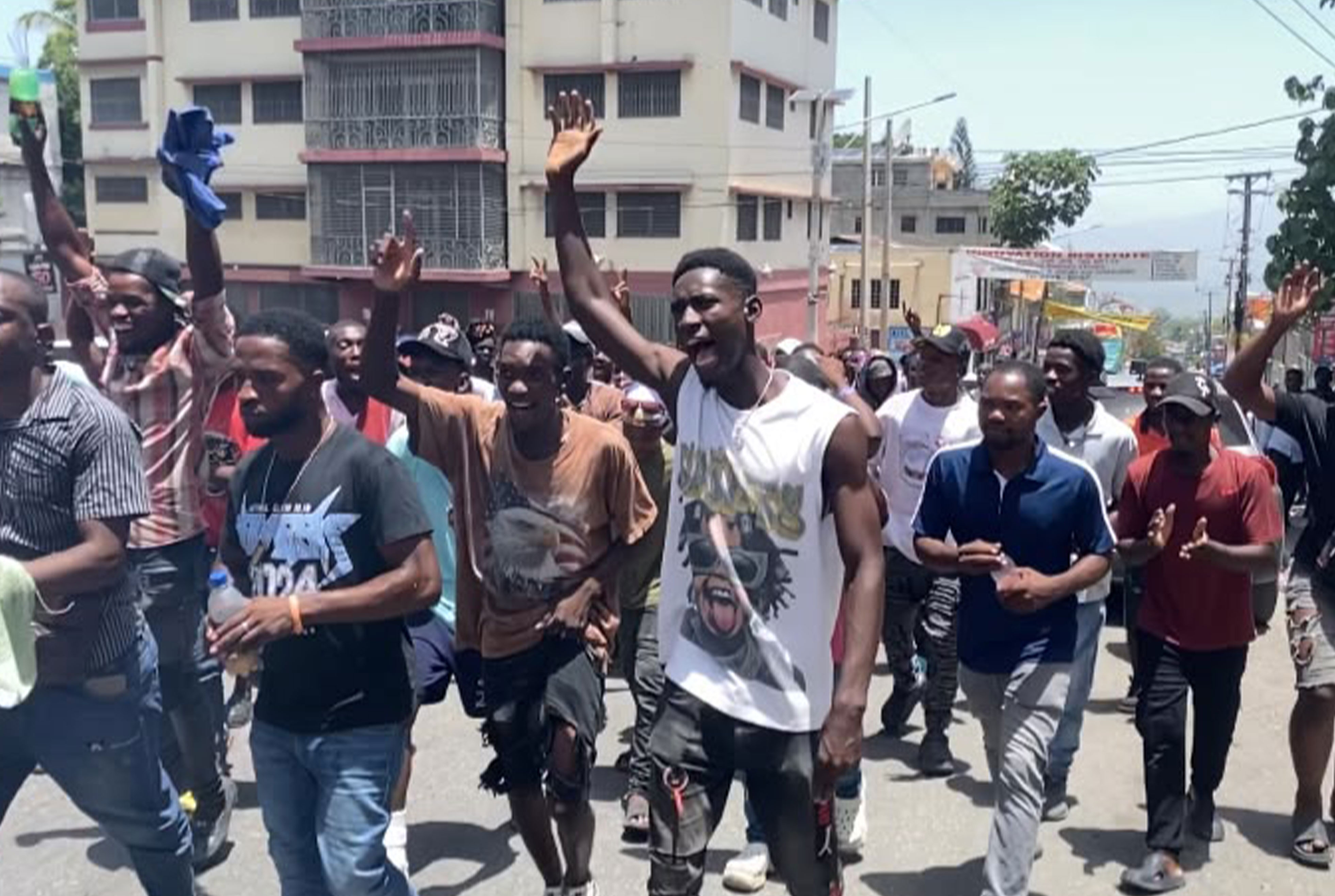 Interdits de circuler à Pétion-Ville, des dizaines de chauffeurs de tricycles  protestent