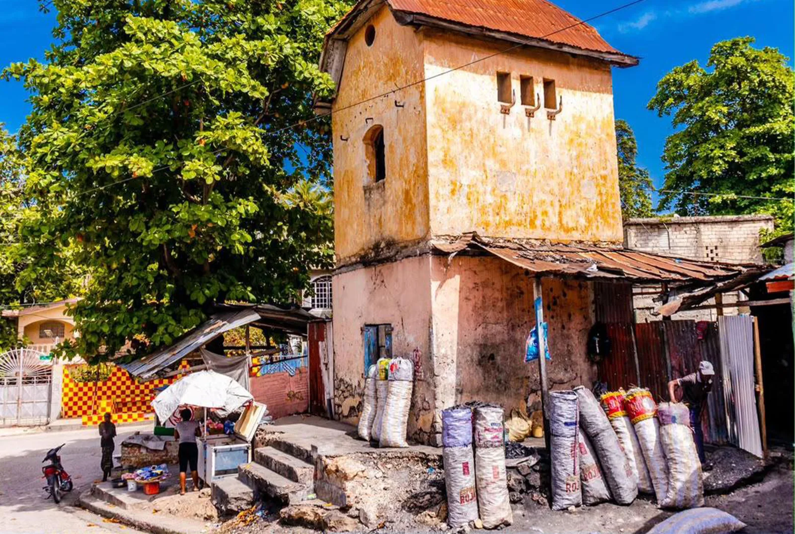 Rue Pétion : l’ancienne station-relais de JEDO, un patrimoine électrique de Jacmel abandonné au charbon
