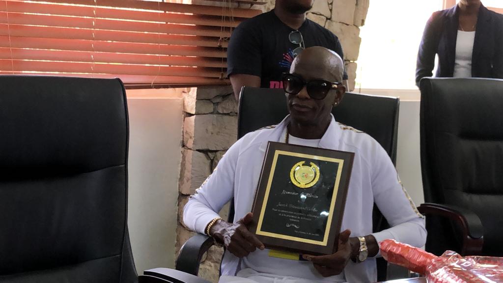 Le chanteur Dieudonné Larose honoré par la Mairie de Delmas