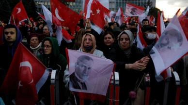 Turquie : des milliers de personnes manifestent contre la condamnation du maire d'Istanbul