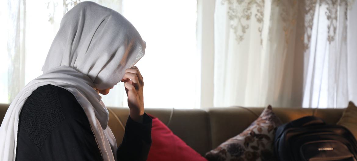 Afghanistan : le Chef des droits de l’homme de l’ONU demande la fin des politiques destructrices et déstabilisatrices à l’égard des femmes