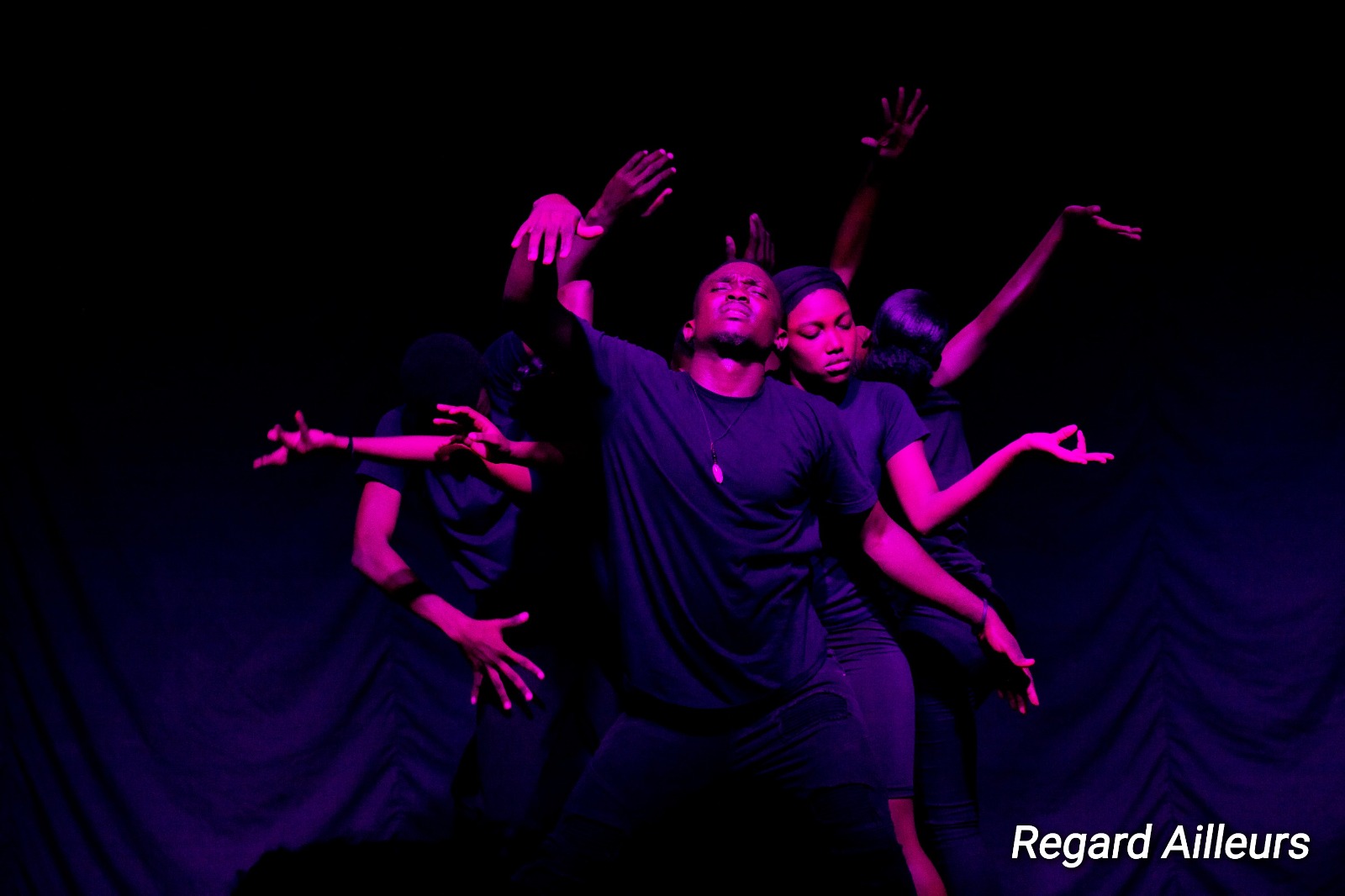 Jacmel : le spectacle «Vivants » clôture la rubrique Regard ailleurs du festival théâtre communauté des noirs