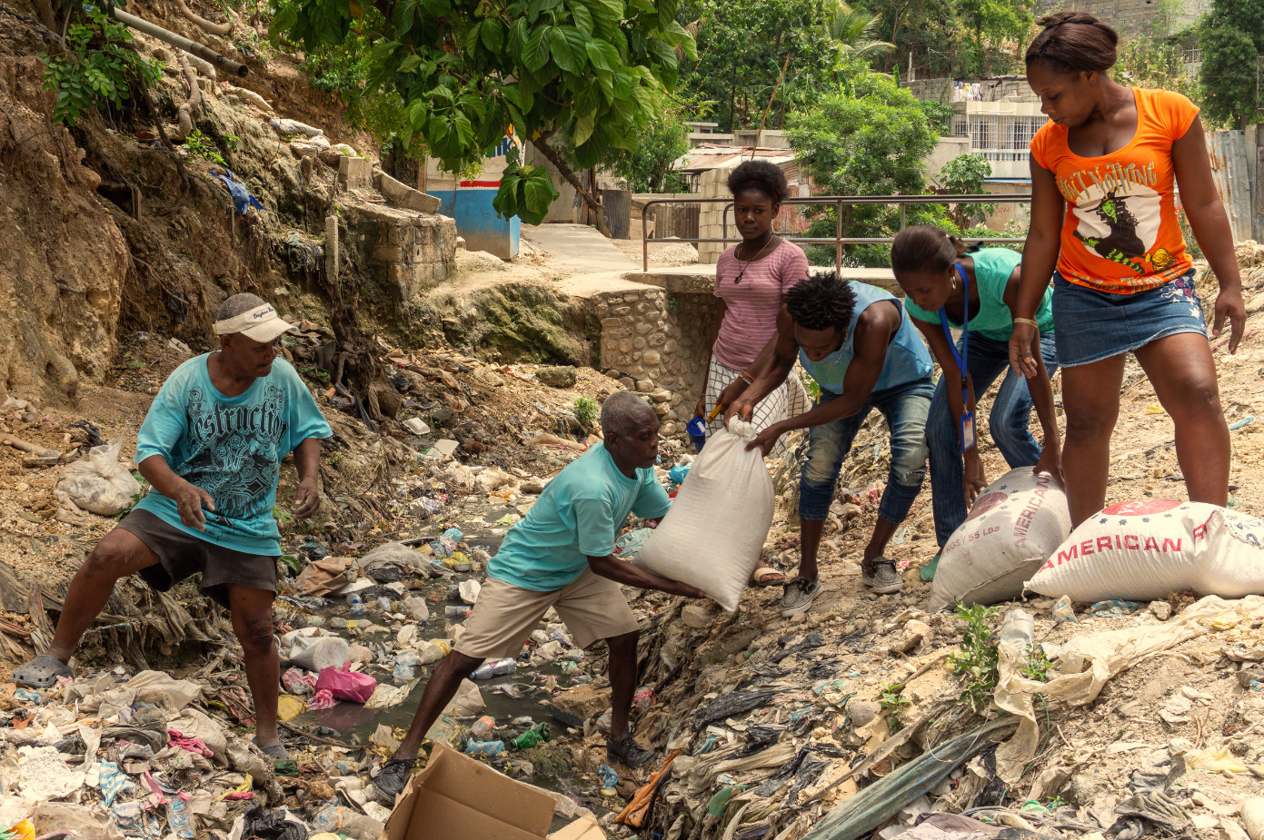 Haïti : des jeunes mettent la main à la pâte pour combattre le problème de déchets solides