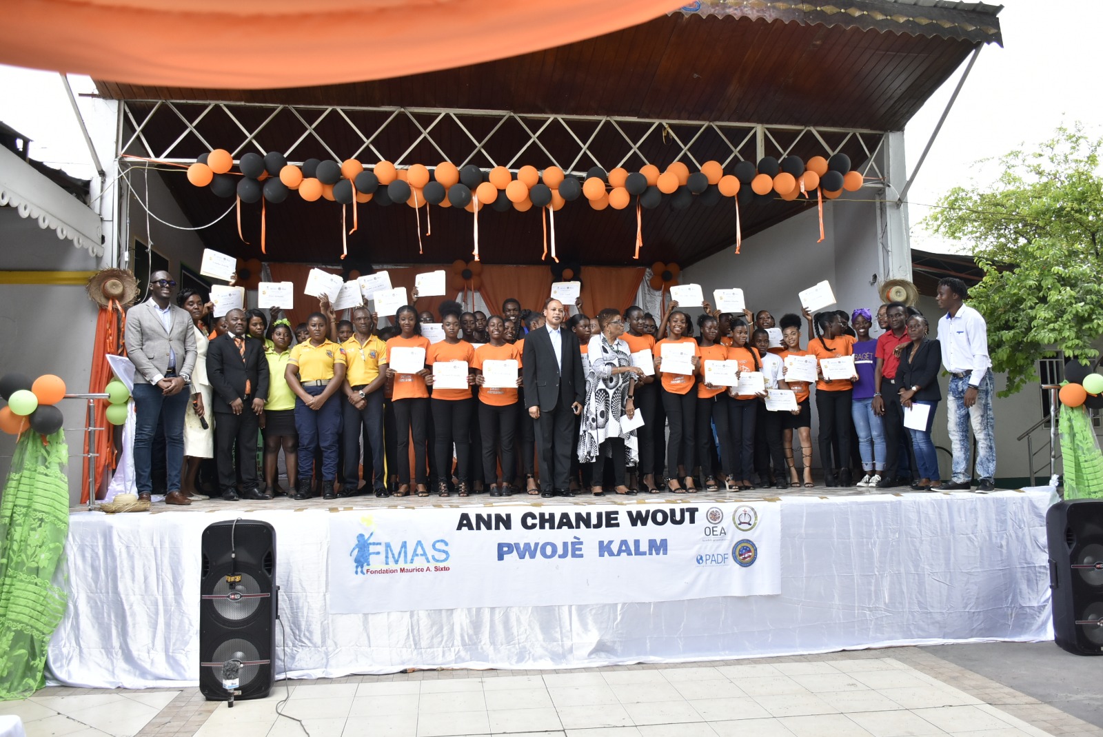 Cérémonie de remise de parchemins à une quarantaine de jeunes à risque dans le cadre du programme «Ann Chanje Wout» initié par l'OEA et la PADF en partenariat avec la Fondation Maurice A. Sixto