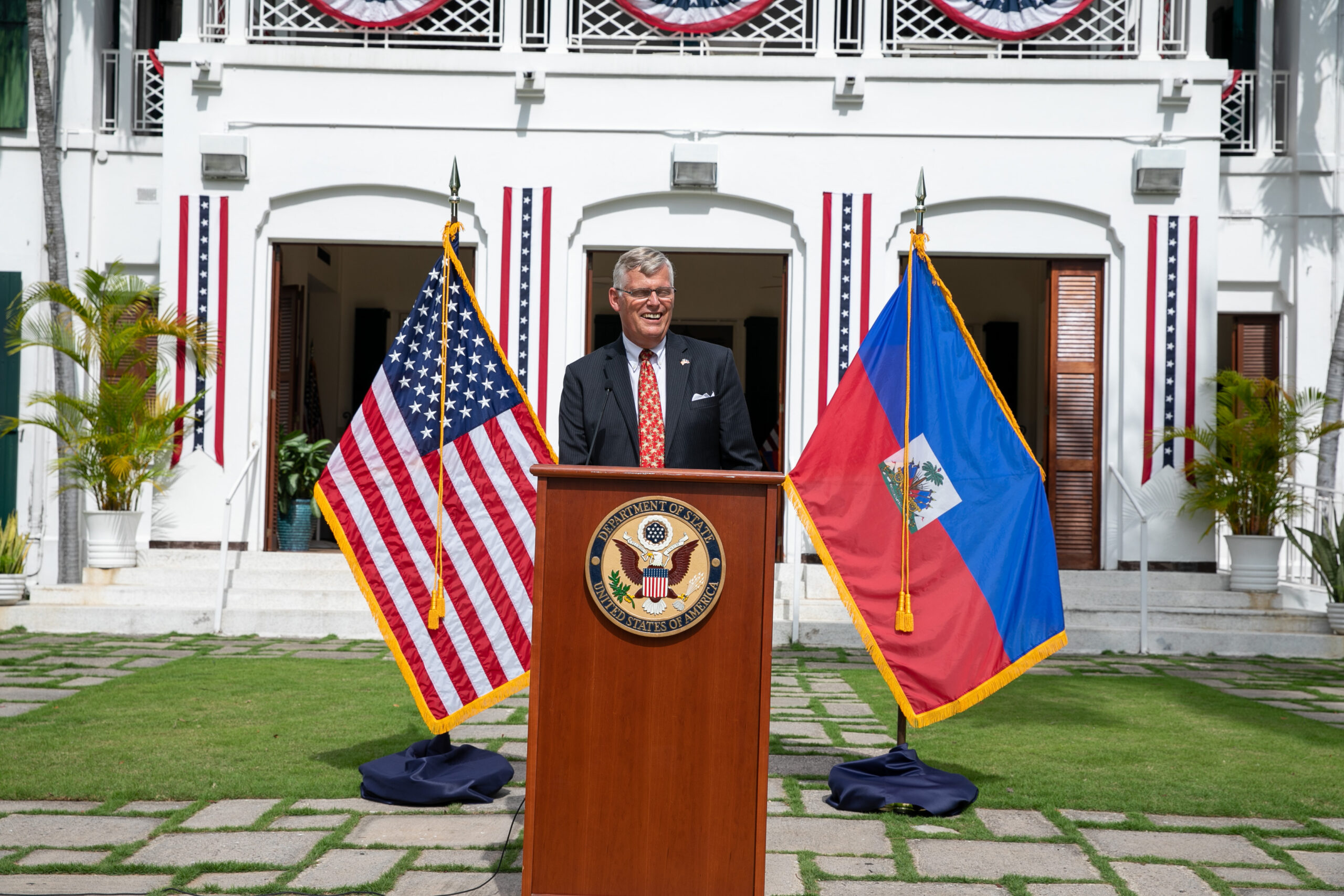 Le chargé d'affaires, Éric Stromayer, renouvelle le soutien des États-Unis à Haïti