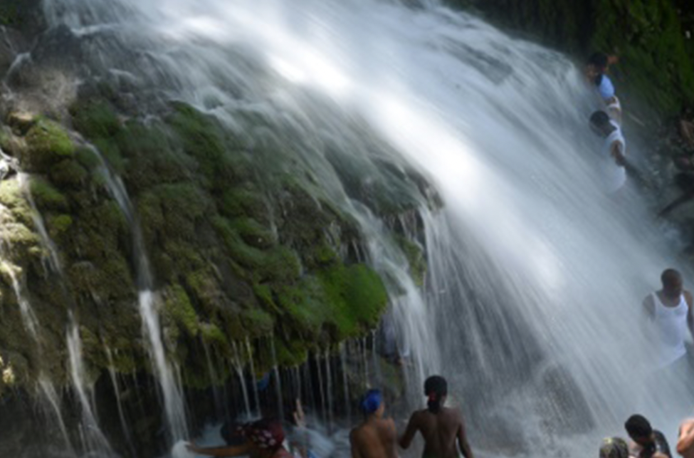 Tourisme religieux : coexistence de la religion catholique et vodou dans la conservation de la fête de Saut -d’Eau comme patrimoine religieux