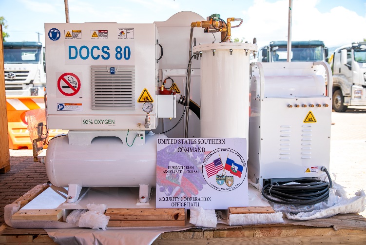 Le Programme d'Assistance humanitaire du Commandement Sud des États-Unis fait don de trois générateurs d'oxygène au ministère de la Santé publique