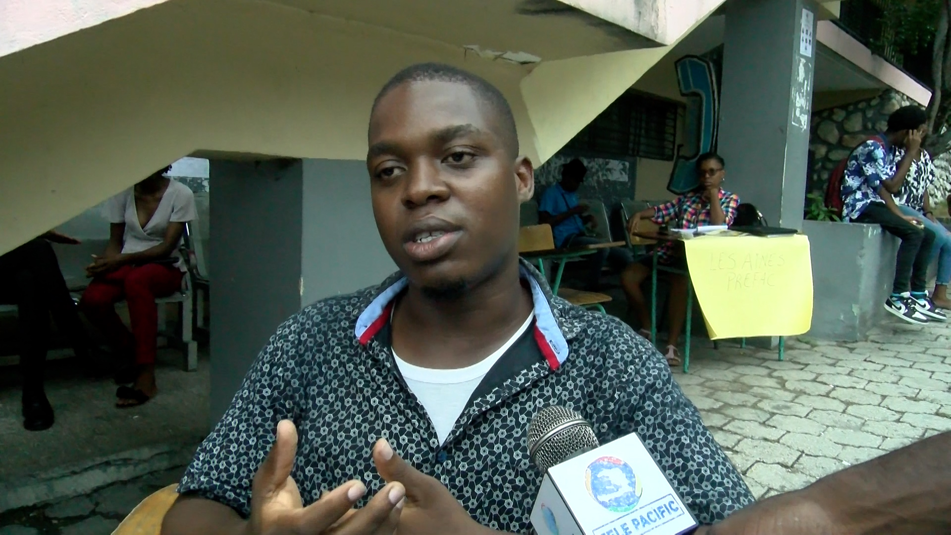 Des étudiants de l'Université d'État d'Haïti (UEH) se questionnent