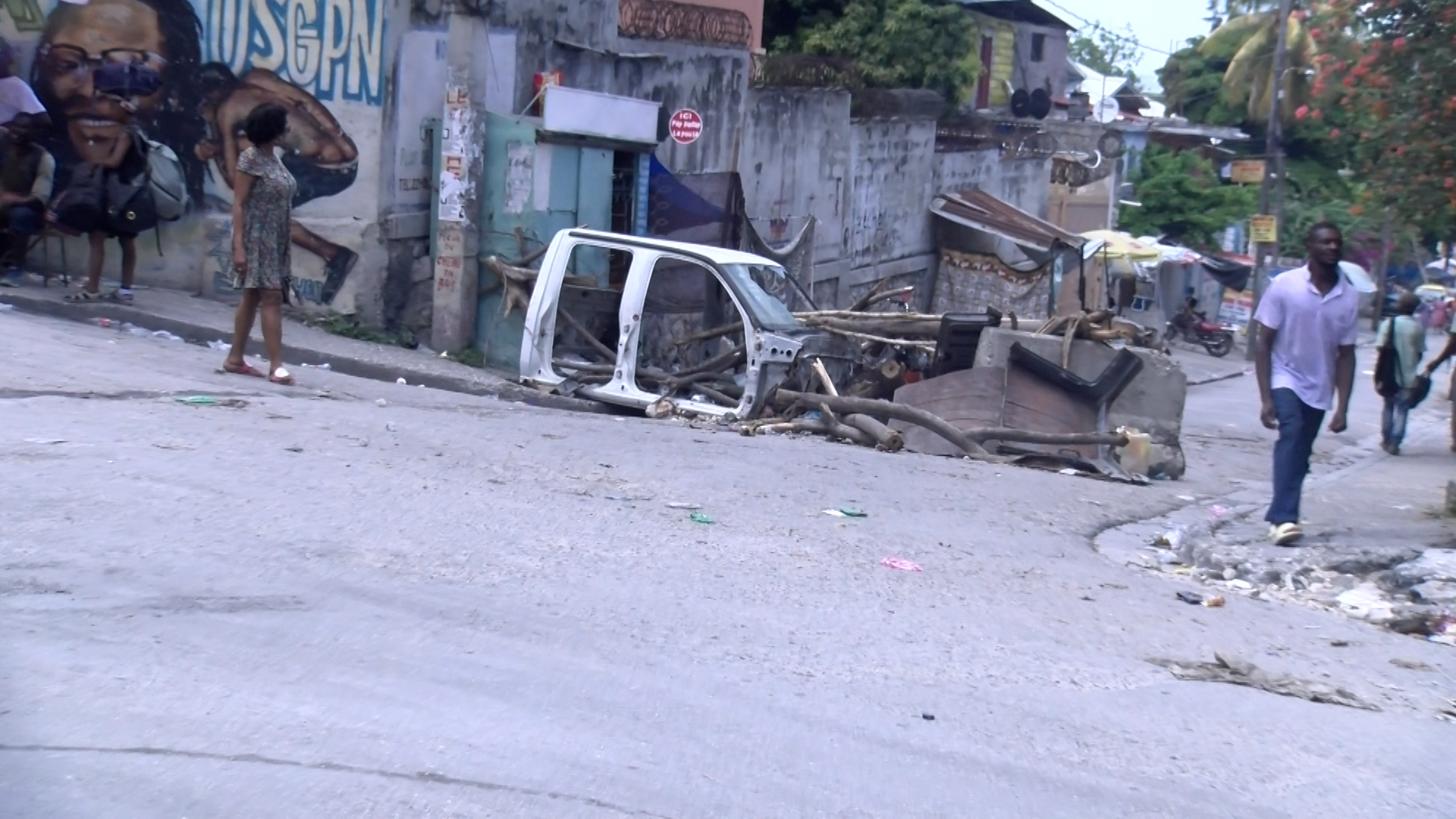 À  Port-au-Prince, des résidents dressent des barricades pour se protéger d'éventuelles attaques des bandits