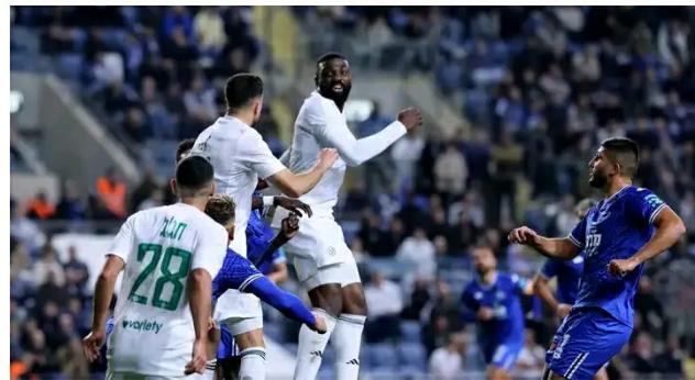 L'attaquant haïtien Frantzdy Pierrot sauve le Maccabi Haifa FC !