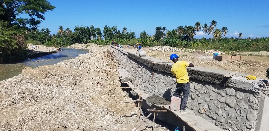 Construction du mur de protection des berges de la Rivière Froide à Anse-à-Veau