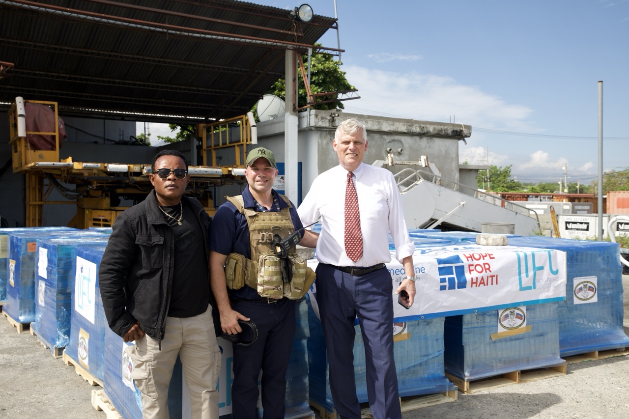 Des équipements de réhydratation essentiels acheminés vers Haïti à bord d'un avion militaire américain pour soutenir le programme de soins de santé de Hope for Haïti