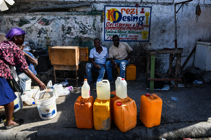 Interdiction de vendre des produits pétroliers dans les récipients dans la juridiction de Port-au-Prince