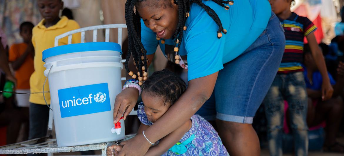 Haïti : l'UNICEF garantit l'accès à l'eau potable à des milliers de personnes déplacées à Port-au-Prince