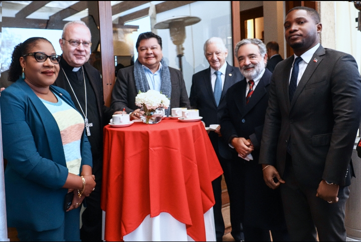 Près d'une quarantaine d'ambassadeurs et responsables d'organisations internationales ont dégusté de la soupe au giraumon haïtienne au Chili