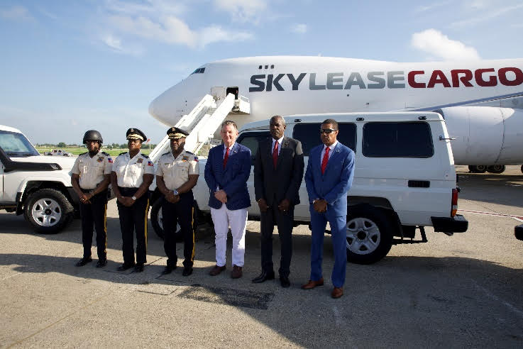 L'ambassadeur Hankins visite les rénovations et accueille un vol de soutien à l'aéroport international Toussaint Louverture