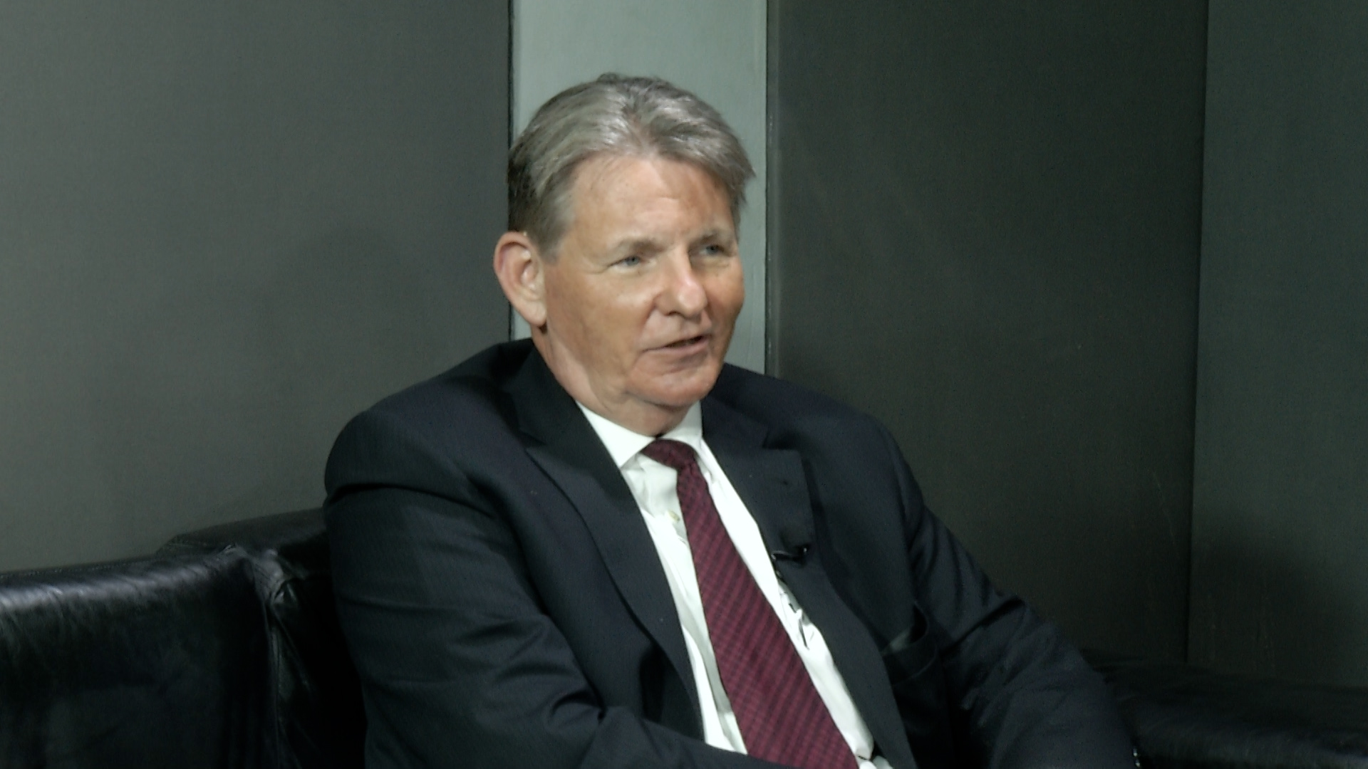 L’ambassadeur américain, Dennis B. Hankins, visite Le National et Radio Télé Pacific