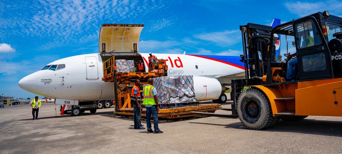 Haïti : le PAM accède à l'aéroport de Port-au-Prince et livre des camions de vivres à Cité Soleil