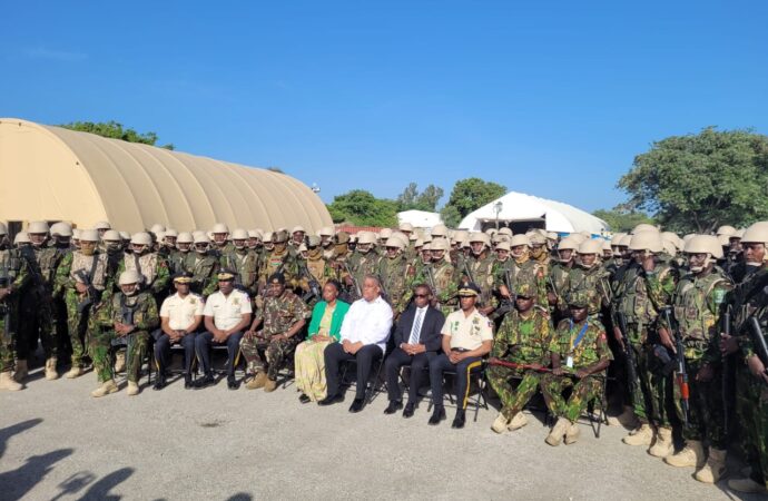 Le Premier ministre Garry Conille rend visite aux policiers kenyans