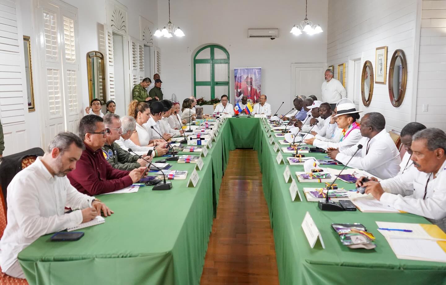 Le président colombien Gustavo Petro visite la ville de Jacmel