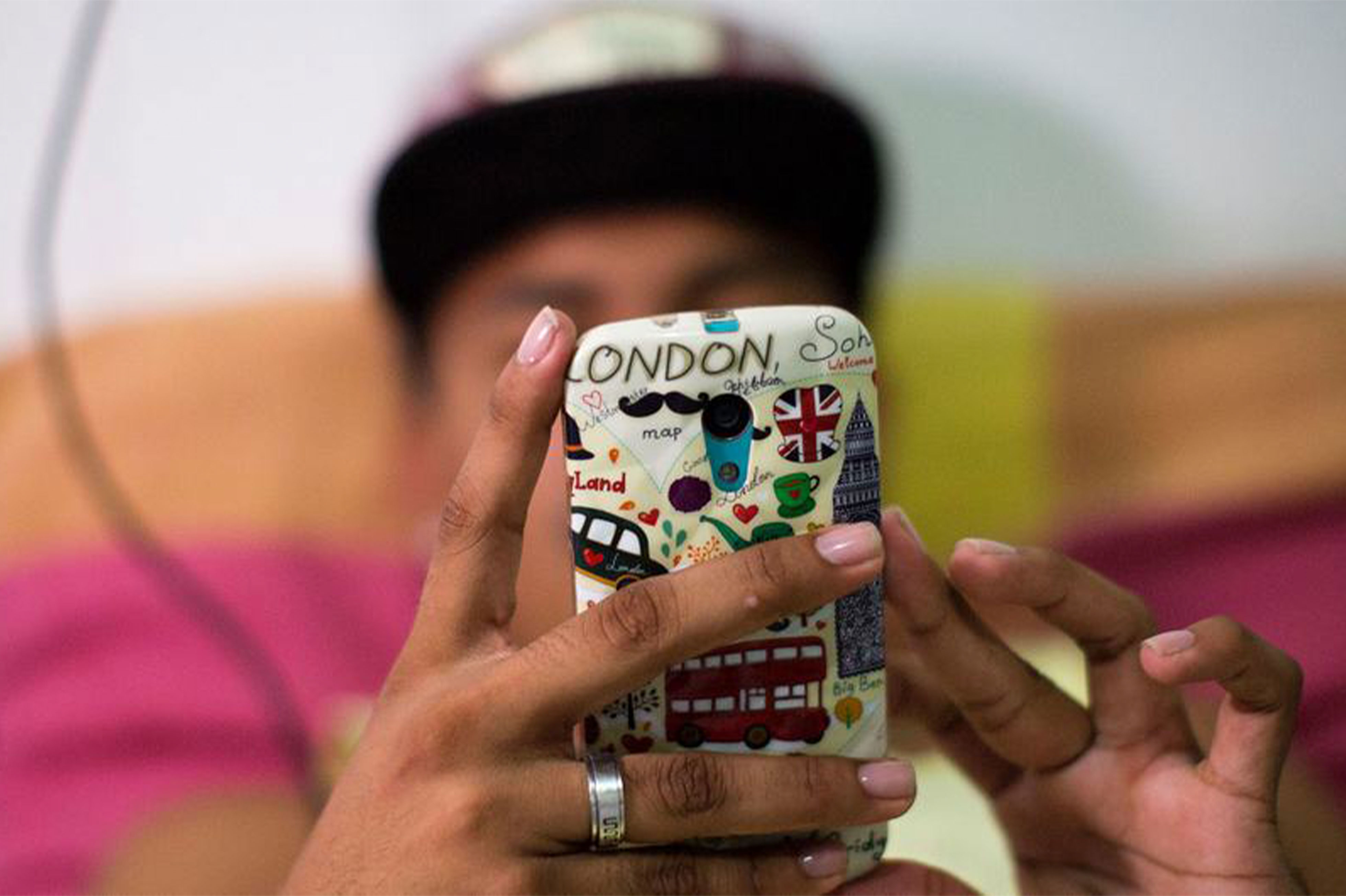 Protection des enfants en ligne : l’ONU plaide pour une approche globale au-delà des restrictions d’accès
