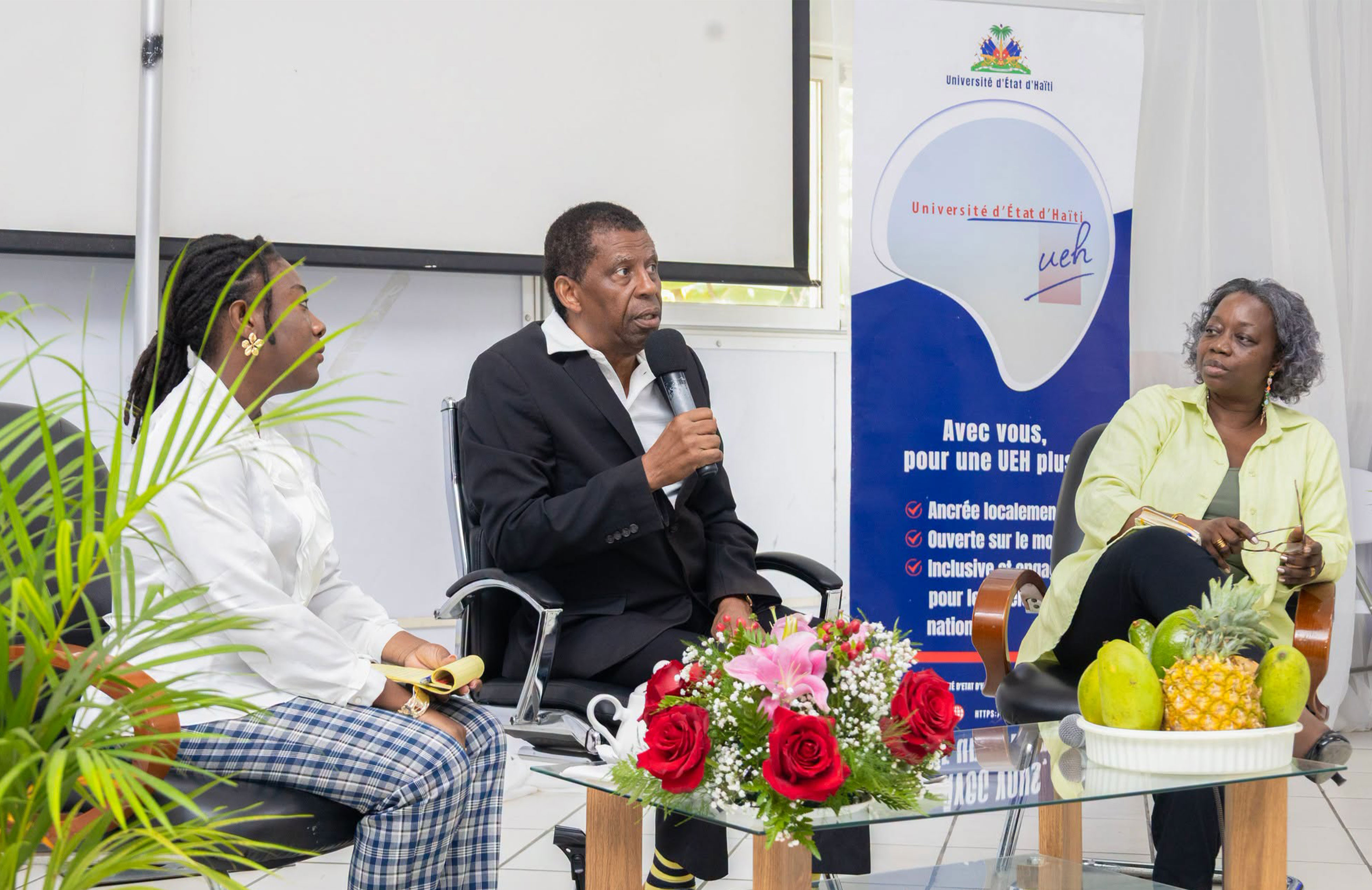 « L’ENFANCE COMME MATRICE DE L’ECRITURE » : DANY LAFERRIERE DIALOGUE AVEC DES ETUDIANTS DE L’UNIVERSITE D’ÉTAT D’HAÏTI