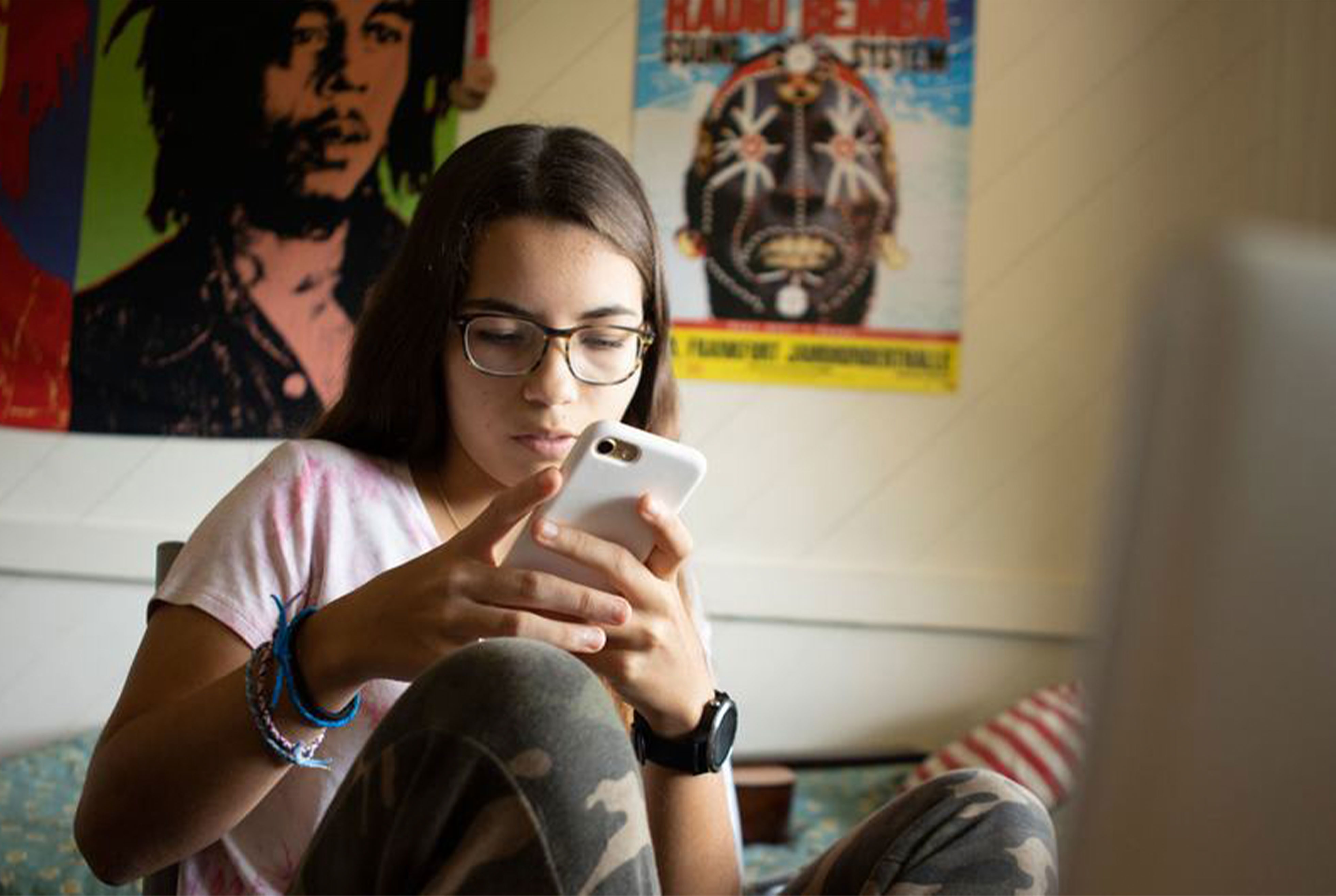 Enfants en ligne : agir contre les risques de l’IA et de la désinformation