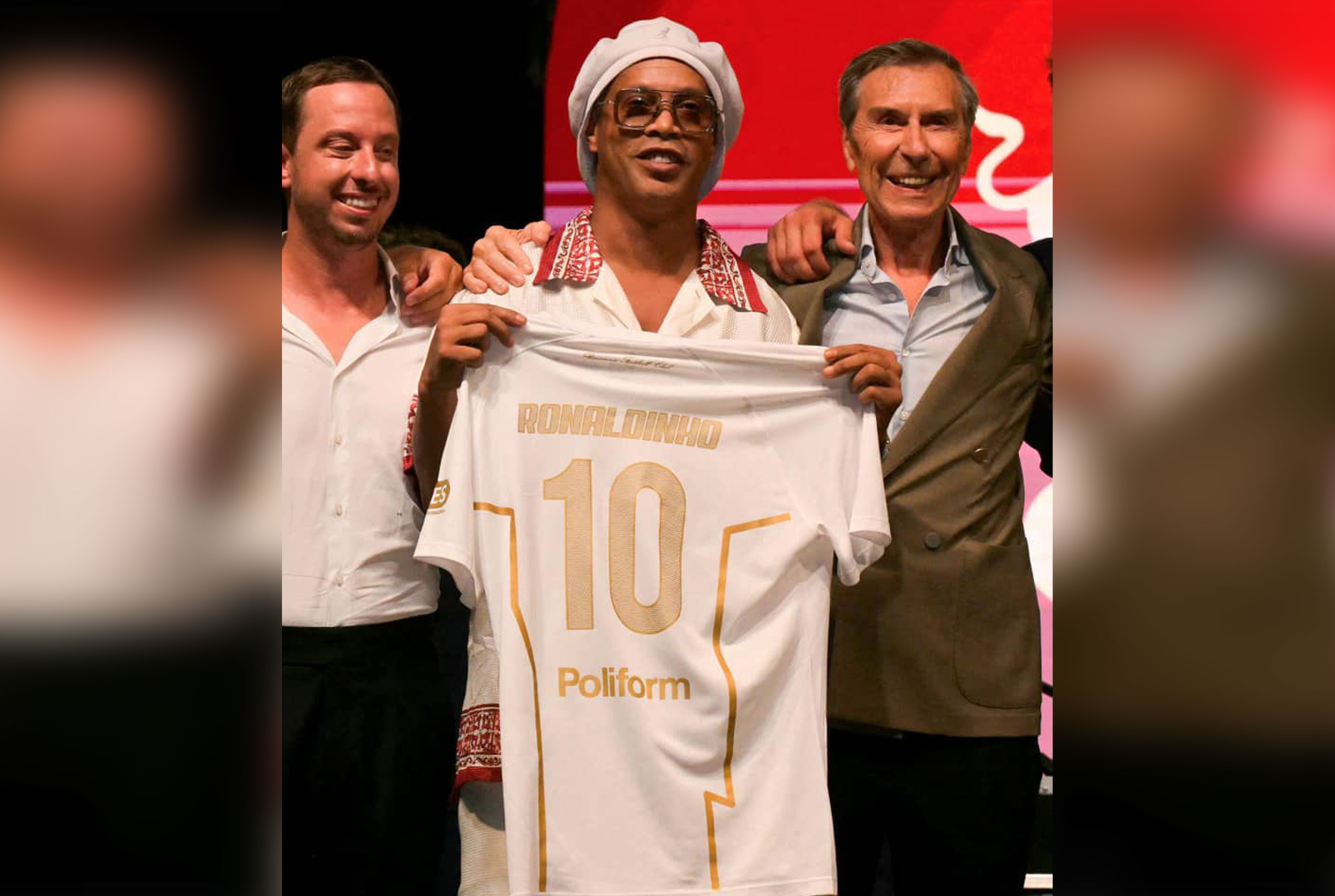 Ronaldinho sort de sa retraite et signe avec un club italien de Serie C