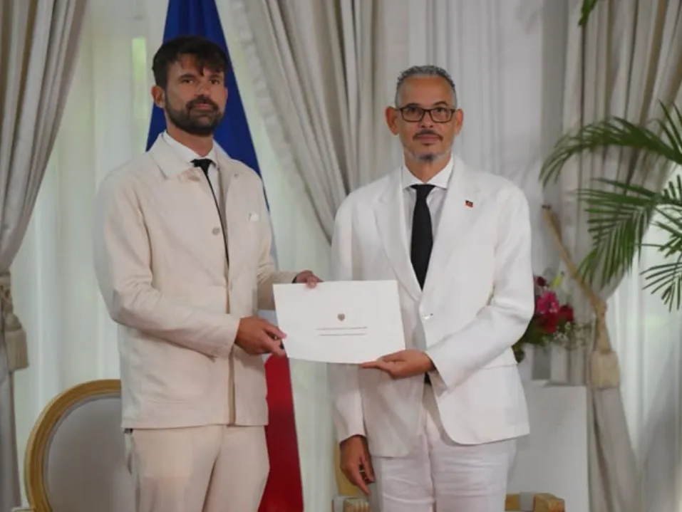 Le premier ministre Alix Didier Fils-Aimé a reçu, ce lundi, les lettres de créance de Gautier Lekens, nouvel ambassadeur extraordinaire et plénipotentiaire de la France en Haïti.